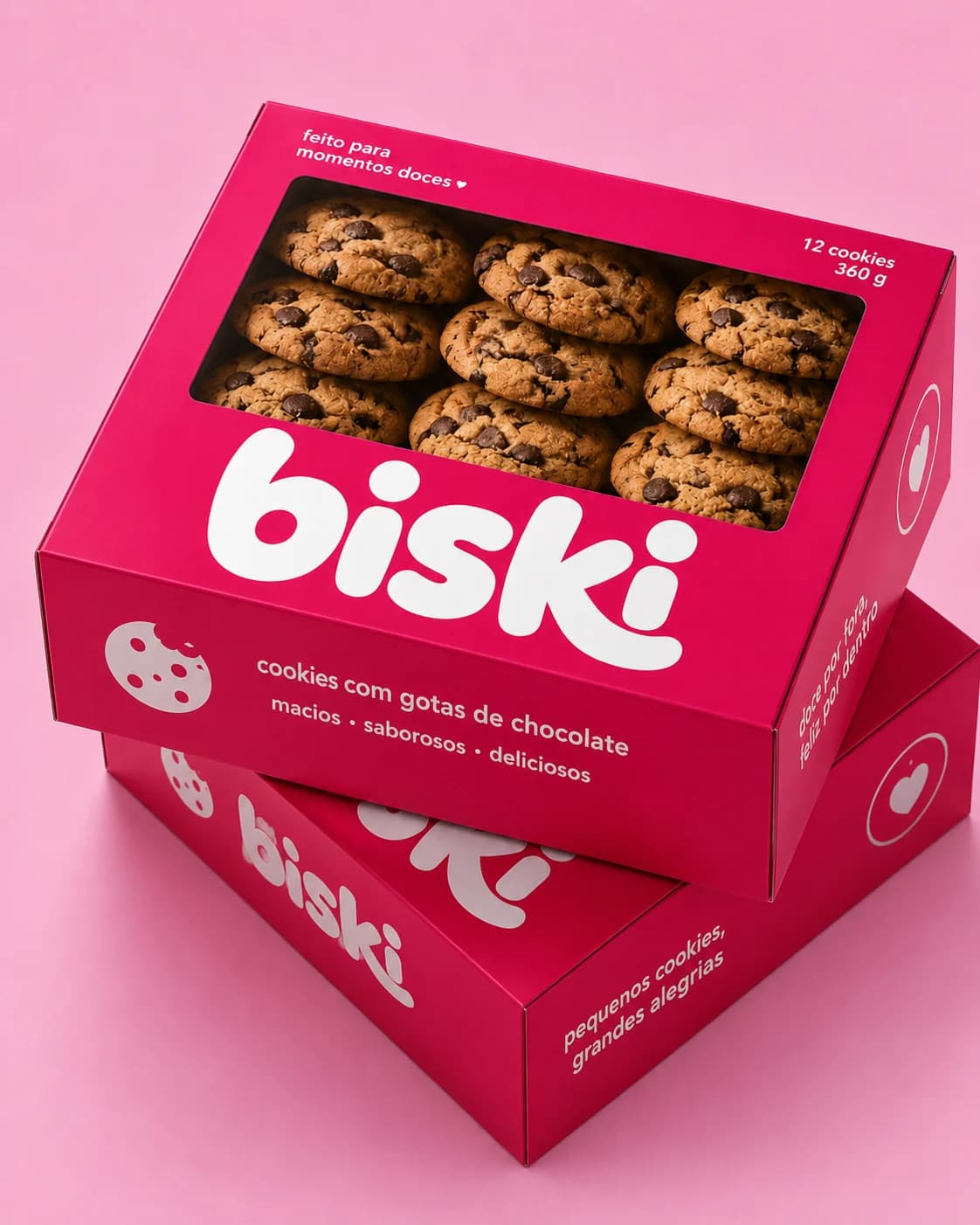 Duas caixas pink da biski empilhadas, a de cima aberta mostrando doze cookies com gotas de chocolate.